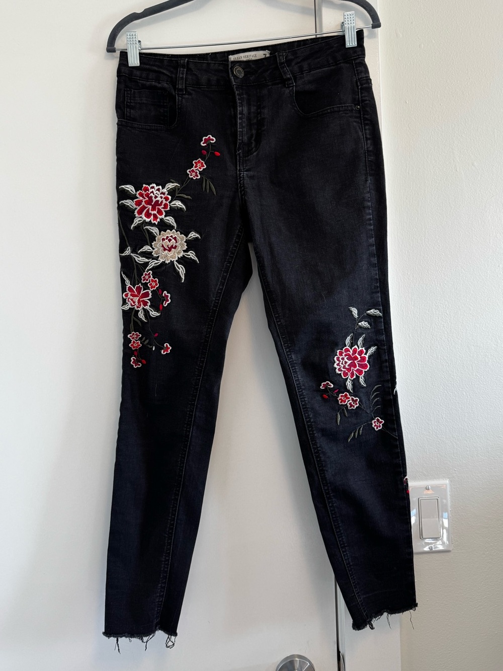 Urban Heritage Black Floral Embroidered Skinny Jeans Raw Hem Size 7